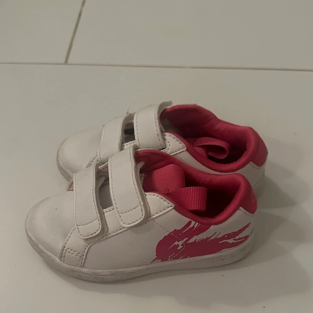 Lacoste Kids White and Pink Sneakers 8 toddler